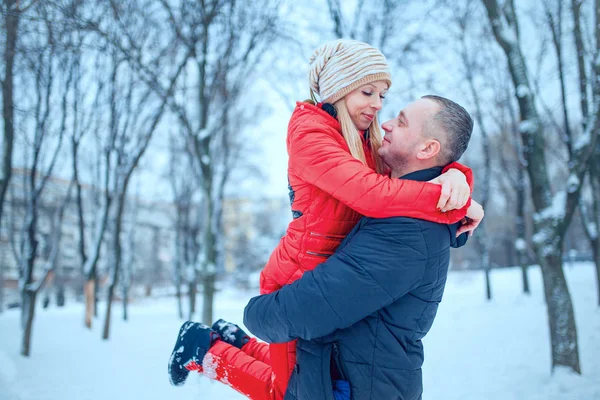 Hiver Valentine couple dans le paysage de glace, neige — Photo