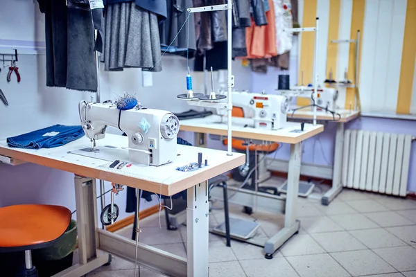 Seamstress insere fio na máquina de costura velha — Fotografia de Stock