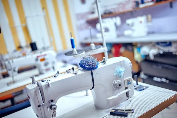 Швея вставляет нитку в старую швейную машину — стоковое фото