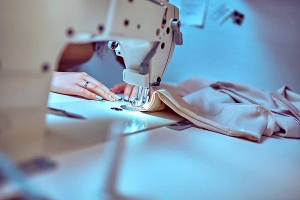 Sewing dress on the sewing machine close-up — Stock Photo, Image