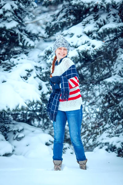 Télen szabadtéri portré egy aranyos vicces pozitív fiatal lány — Stock Fotó