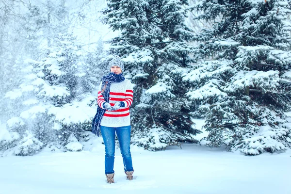 kış açık bir sevimli komik olumlu genç kız portresi