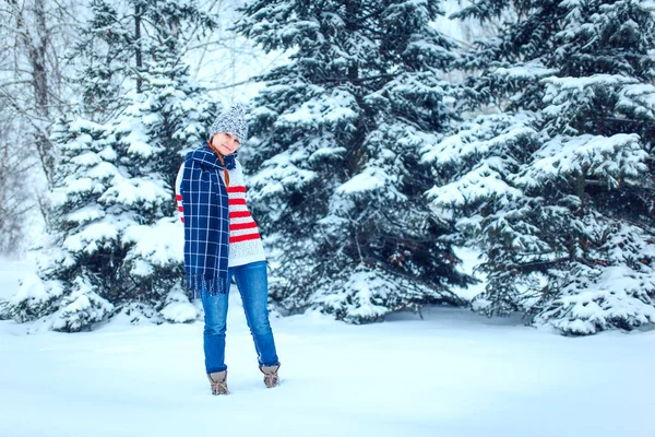 Vinter utomhus porträtt av en söt rolig positiv ung flicka — Stockfoto