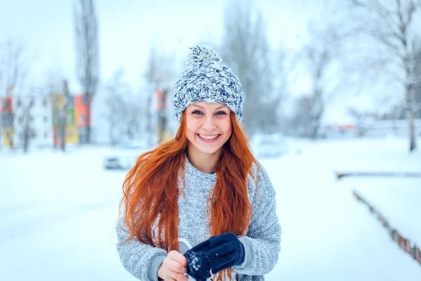 Zimní venkovní portrét roztomilý funny pozitivní mladé dívky — Stock fotografie