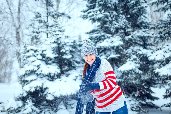 Зимний открытый портрет милой смешной позитивной молодой девушки — стоковое фото