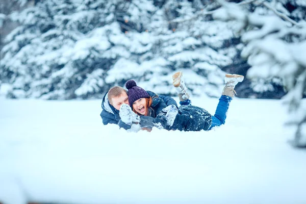 Winter valentine couple in ice landscape, snow — Stock Photo, Image