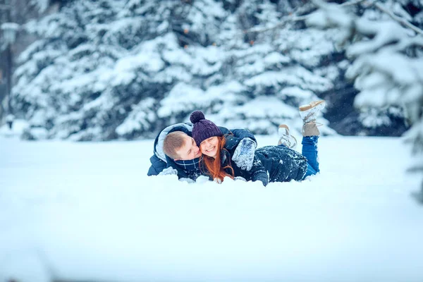 Inverno coppia San Valentino nel paesaggio ghiacciato, neve — Foto Stock