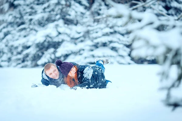Inverno namorados casal em paisagem de gelo, neve — Fotografia de Stock