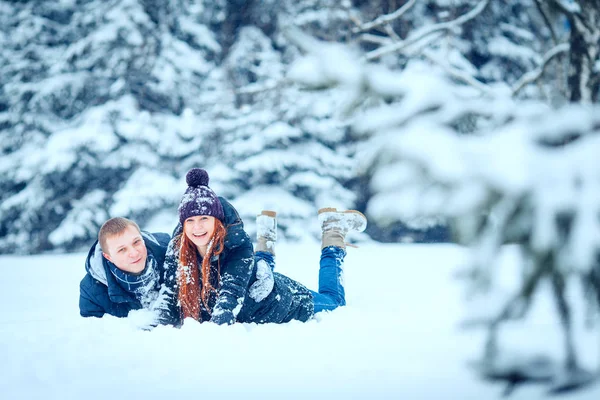 Winter valentine couple in ice landscape, snow — Stock Photo, Image