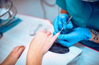 Güzellik Salonu sürecinde manikür eller kapat