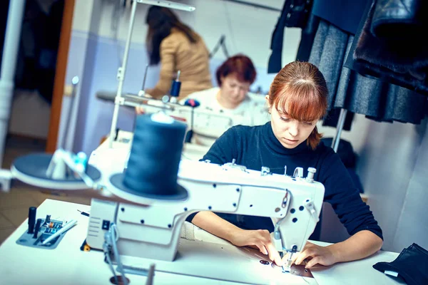 Vestido de costura en el primer plano de la máquina de coser — Foto de Stock