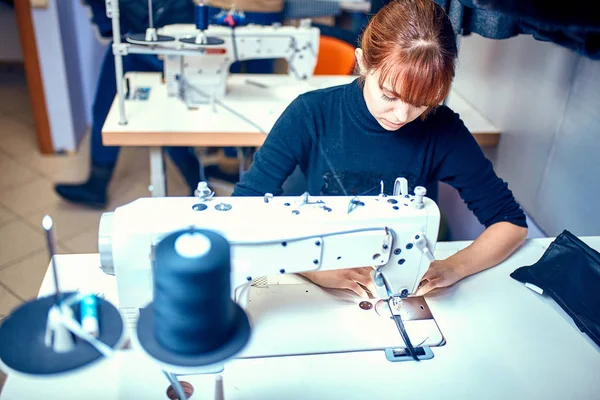 Sewing dress on the sewing machine close-up — Stock Photo, Image