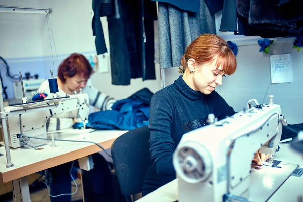 Швейное платье на швейной машинке крупным планом — стоковое фото