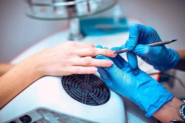 El proceso de manicura en el salón de belleza el primer plano de las manos femeninas — Foto de Stock