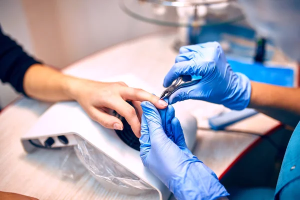 Διαδικασία του μανικιούρ στο κομμωτήριο σε κοντινό πλάνο γυναικεία χέρια — Φωτογραφία Αρχείου