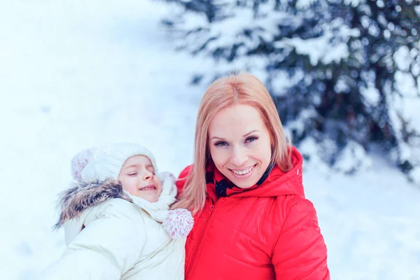 Gelukkige liefdevolle familie! Frost winterseizoen. — Stockfoto