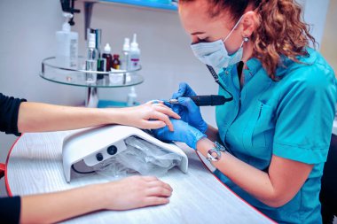 Güzellik Salonu sürecinde manikür eller kapat