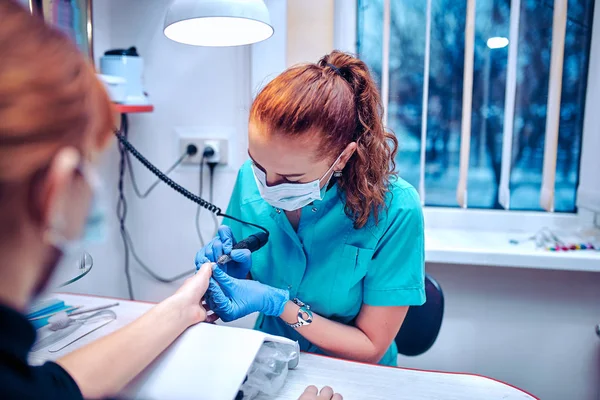 El proceso de manicura en el salón de belleza el primer plano de las manos femeninas — Foto de Stock