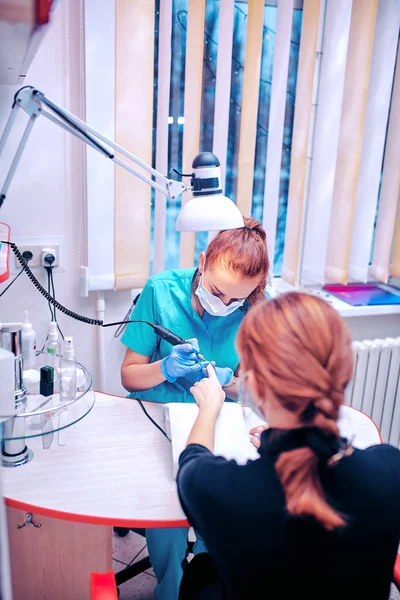 Processo di manicure nel salone di bellezza primo piano delle mani femminili — Foto Stock