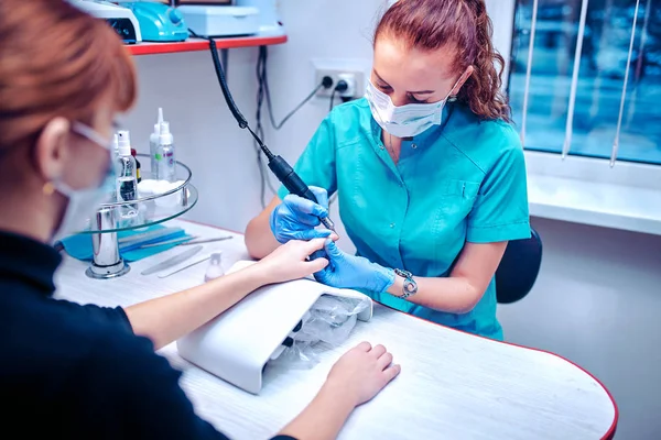 El proceso de manicura en el salón de belleza el primer plano de las manos femeninas — Foto de Stock