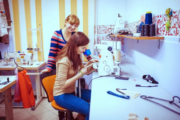 Jonge naaister maatregelen voor vrouwelijke client — Stok fotoğraf