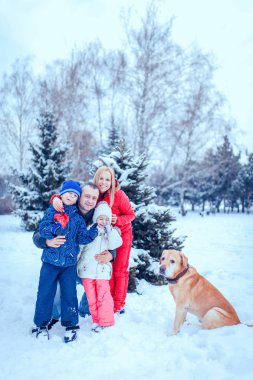 Genç aile having fun kış manzara modunda