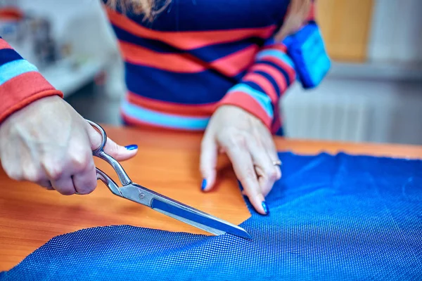 Tailor.Hands inkeping tailor kleermaker van schaar doek — Stockfoto