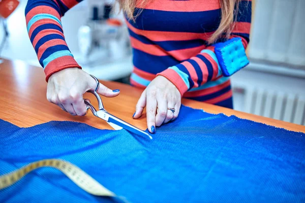 Tailor.Hands remek tailor törő olló ruhával — Stock Fotó