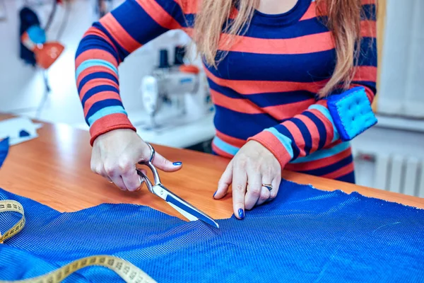 Tailor.Hands inkeping tailor kleermaker van schaar doek — Stockfoto