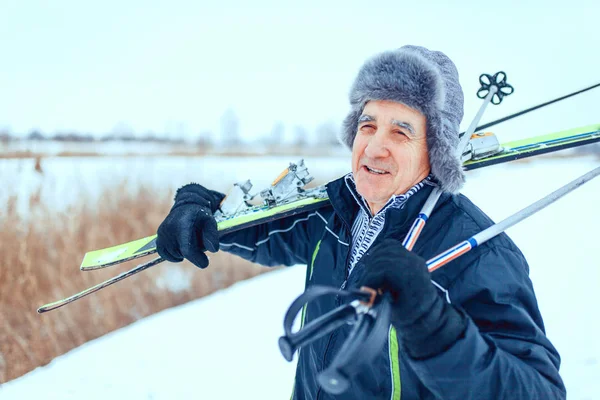 Senior na běžkách v zimě — Stock fotografie