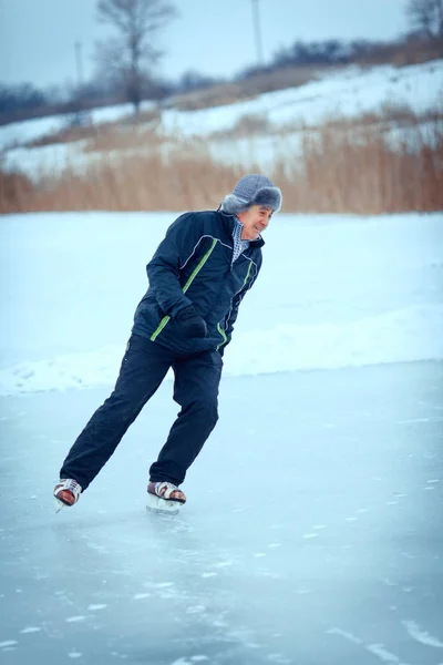 冬山で男アイス スケートのような — ストック写真
