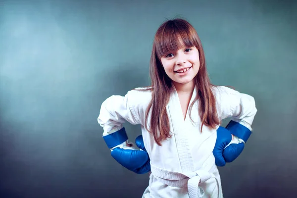 Karate girl lt memenuhi tendangan di latar belakang — Stok Foto