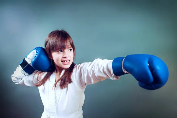 Karate meisje het vervult kicks op achtergrond — Stockfoto