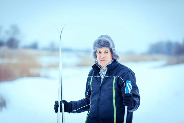 Sénior no esqui cross-country no inverno — Fotografia de Stock