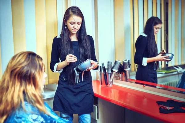 Brunette vrouw sterven haar haren op de salon van de schoonheid — Stockfoto
