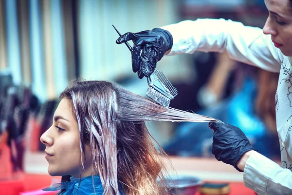 Morena mulher morrendo seu cabelo no salão de beleza — Fotografia de Stock