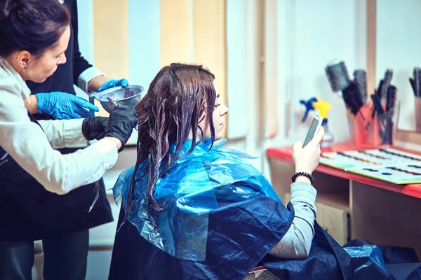 Brünette Frau stirbt ihre Haare im Schönheitssalon — Stockfoto