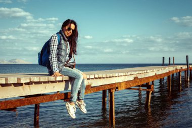 Sırt çantası onun tatil zevk çekici hipster kızla. 