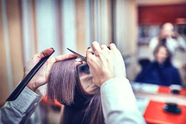 Imagem mostrando cabeleireiro segurando tesoura e pente — Fotografia de Stock
