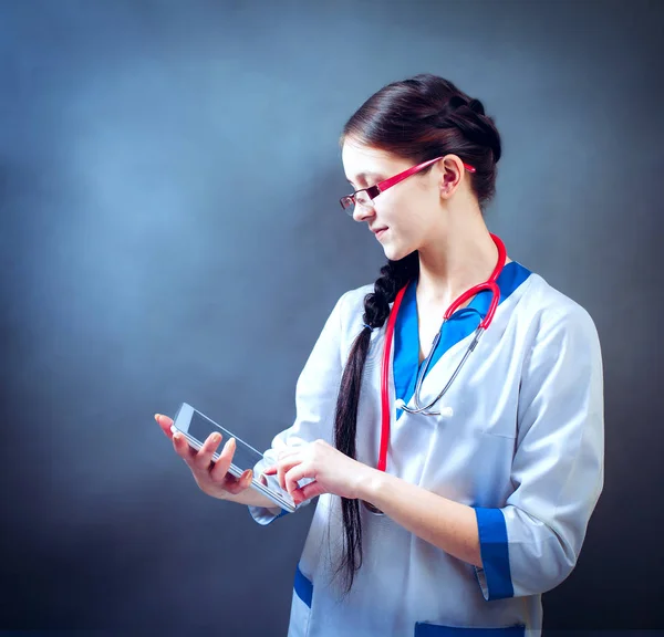 Médico trabajando en una tableta digital con espacio de copia — Foto de Stock