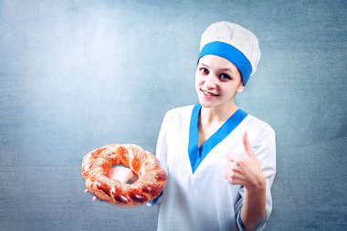 Baker ekmek taze pişmiş ekmekler bakarak