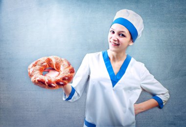 Baker ekmek taze pişmiş ekmekler bakarak