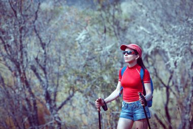 Büyük taşlar üzerinde duran sırt çantası ile genç yolcusu 