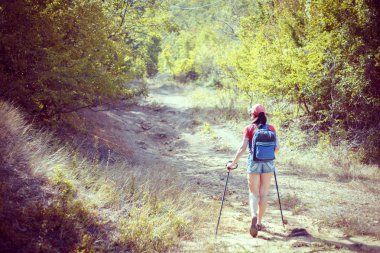 Büyük taşlar üzerinde duran sırt çantası ile genç yolcusu 