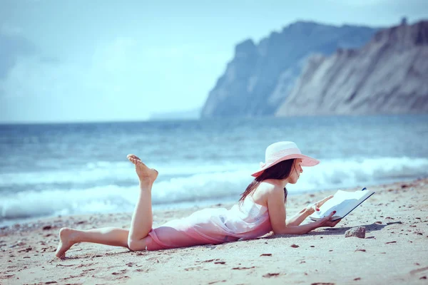 Portrait of a beautiful carefree woman walking on beach with sun — Stock Photo, Image