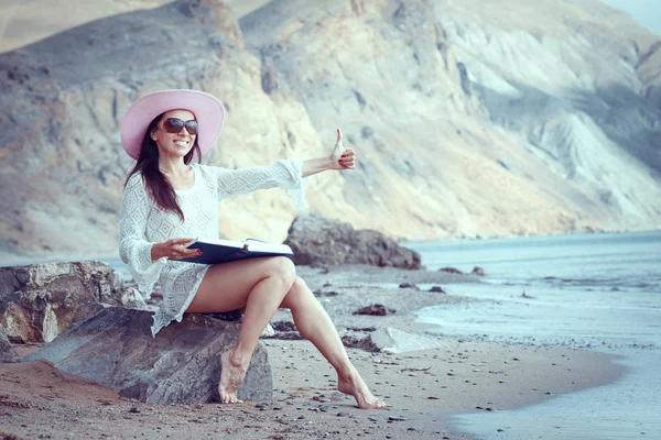 해변에 산책 하는 아름 다운 평온한 여자의 초상화 — 스톡 사진