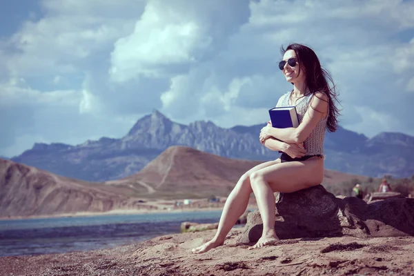 Glückliche Frau genießt Strand entspannend freudig im Sommer durch tropische — Stockfoto