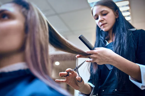 Bild zeigt Friseurin mit Schere und Kamm — Stockfoto