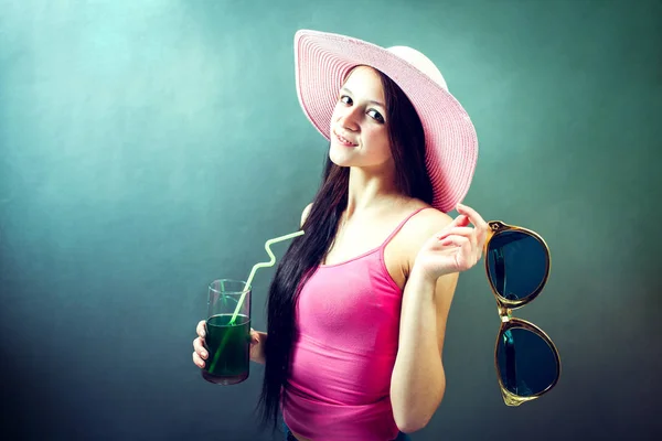 Elegante mujer mayor bebiendo cóctel en el estudio — Foto de Stock