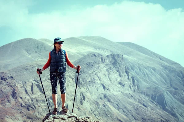 Caminhante com mochila relaxante no topo de uma montanha — Fotografia de Stock